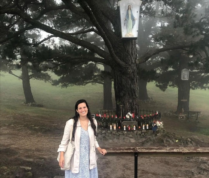 El trato desinteresado de un sacerdote -el único que conocía-, fue el último empujón para que Carla pudiese derribar los mitos y prejuicios sobre la Iglesia y abrazar las verdades de fe en las que ya creía (Carla en Garabandal, en una fotogtafía cedida a Religión en Libertad).