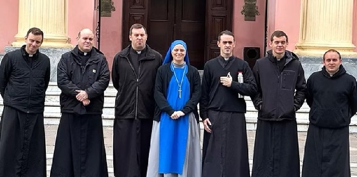 En el centro de la fotografía se encuentra una de las hijas religiosas de la familia, acompañada por sus seis hermanos sacerdotes, aunque falta una hermana religiosa que no pudo estar en este encuentro.FAMILIA IBARRA